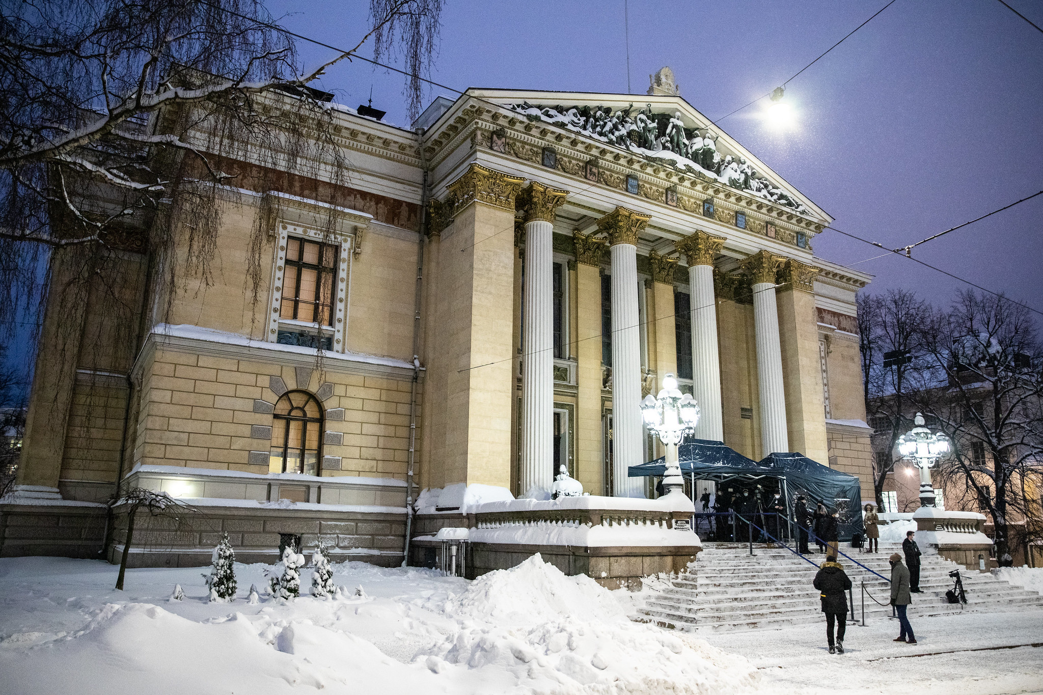 HS: Hallitus Harkitsee Poikkeusoloja – Kokous Säätytalolla Käynnissä ...