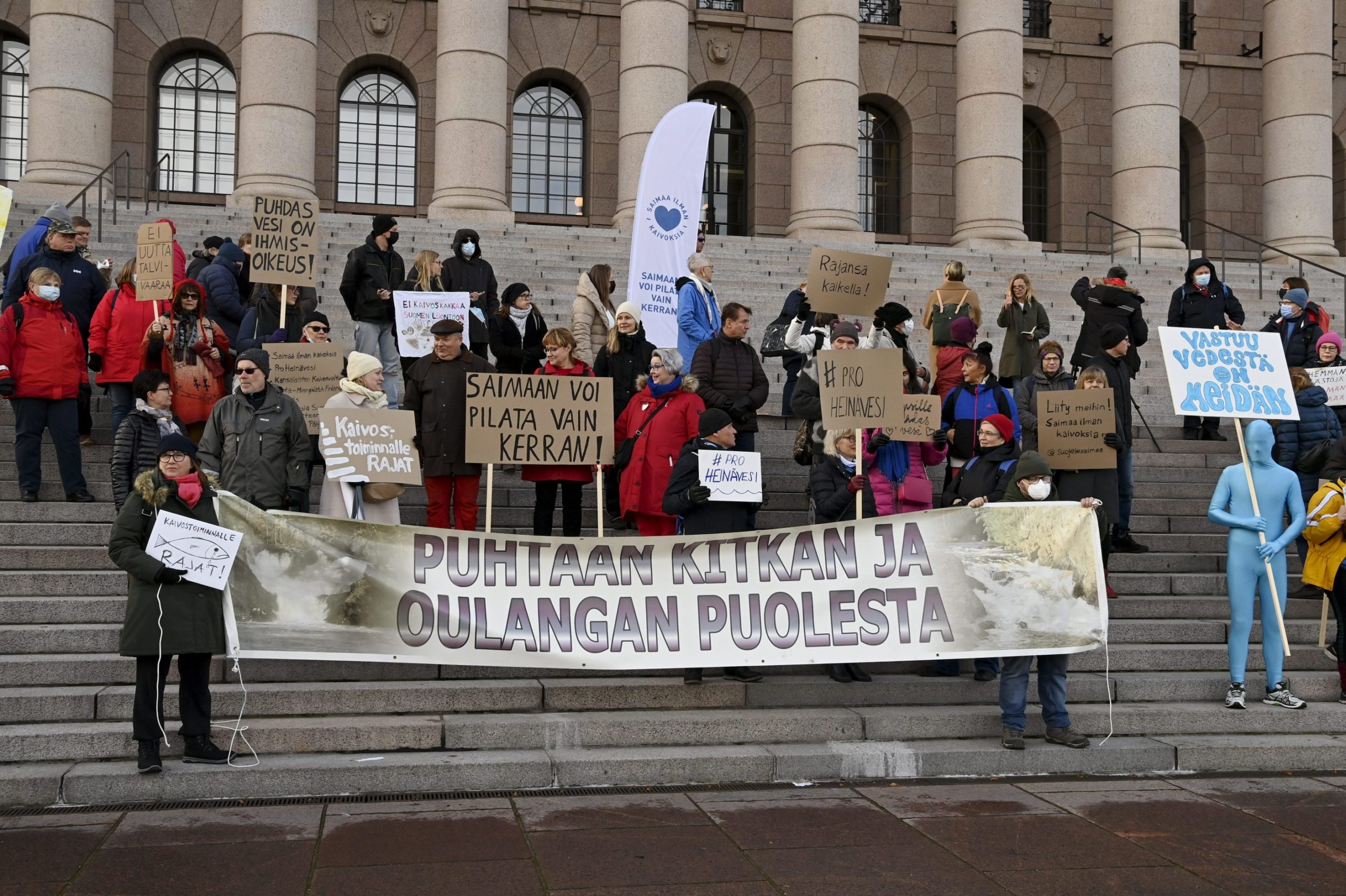 Parisataa Henkeä Osoitti Eduskuntatalolla Mieltä Kaivoslain Uudistuksen ...