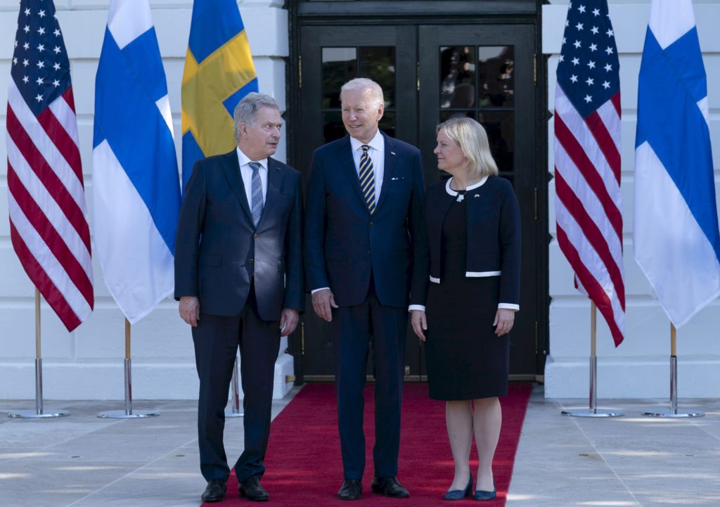 Biden Sanoi Suomen Ja Ruotsin Täyttävän Kaikki Nato-jäsenyyden ...