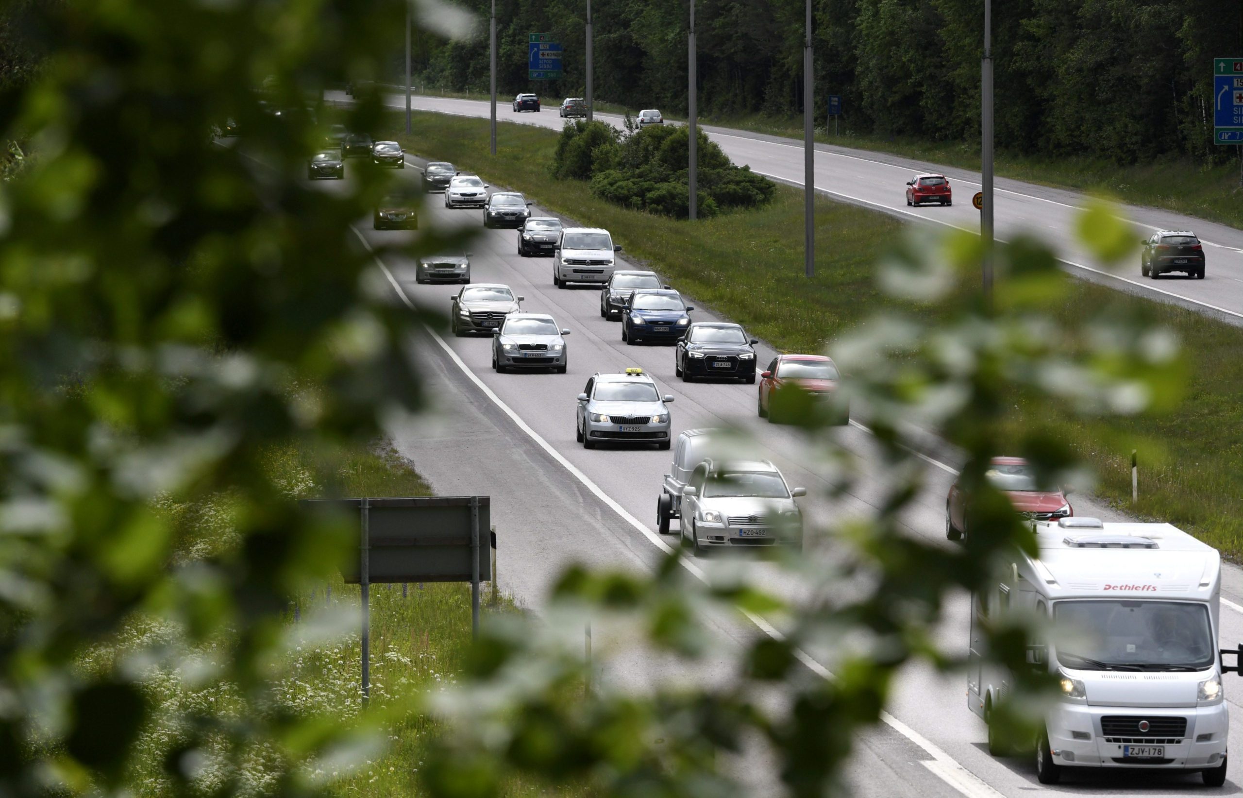 juhannuksen-liikenne-vilkkaimmillaan-torstaina-fintraffic-ennustaa