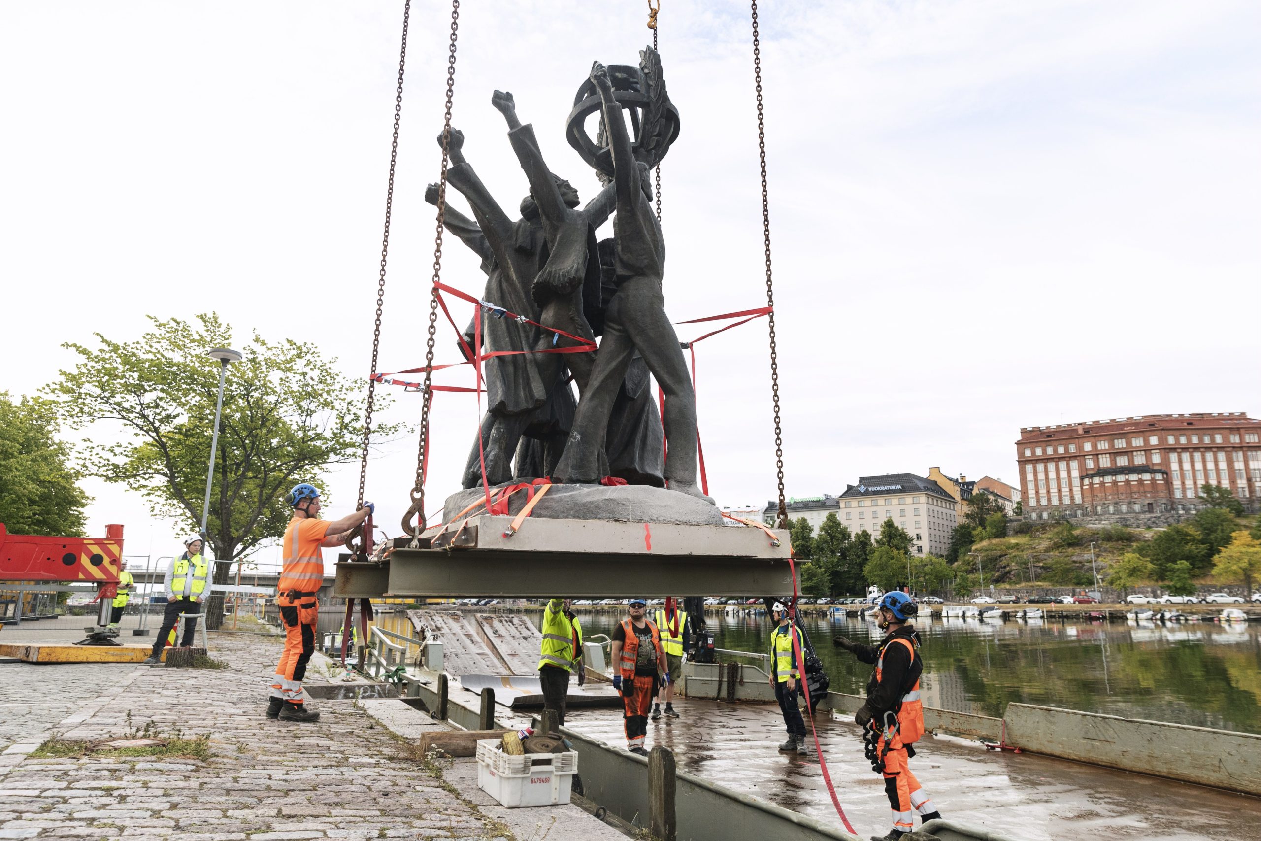 памятник миру мир в москве