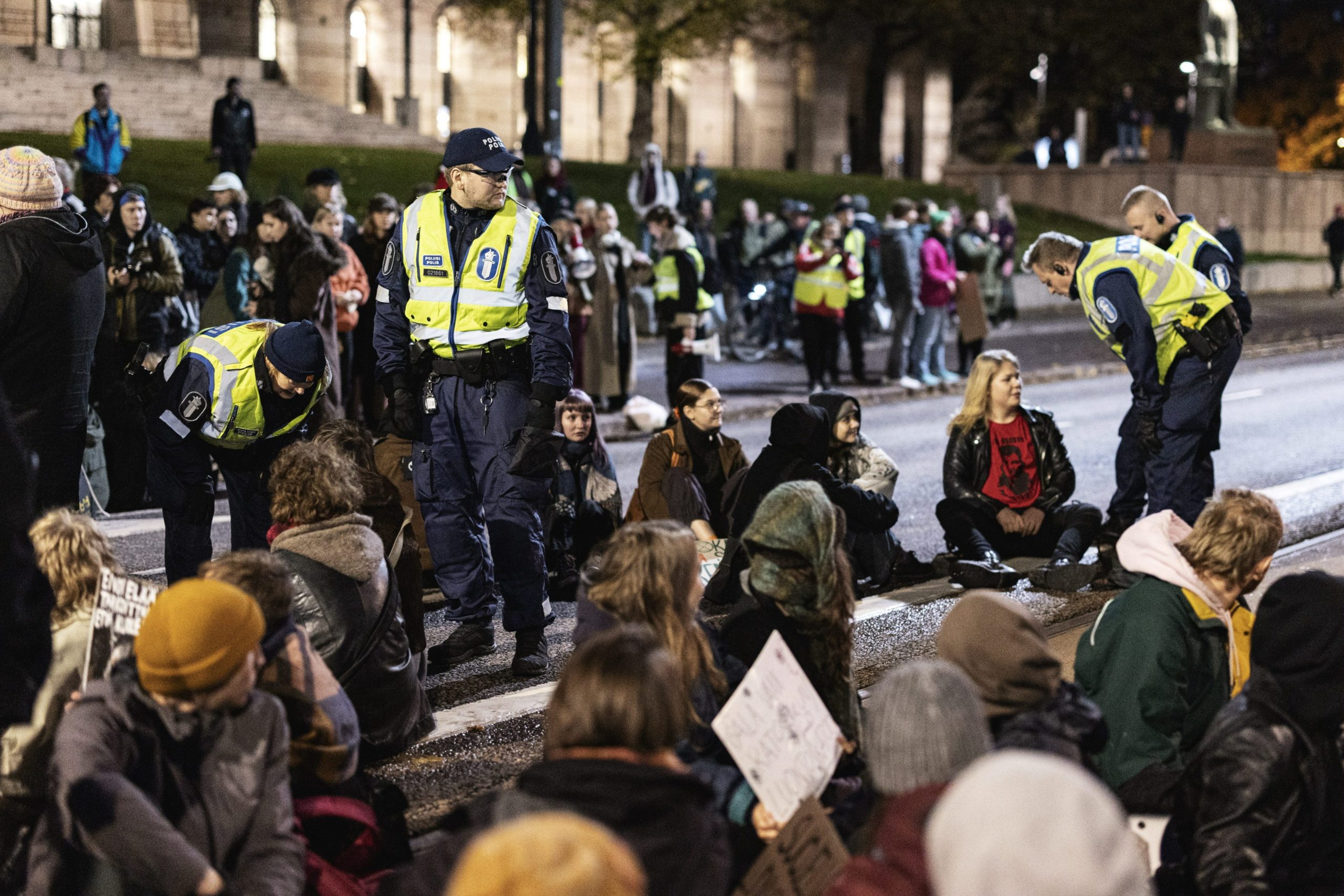 Kaikki Eilen Kiinni Otetut Elokapinan Mielenosoittajat On Päästetty ...